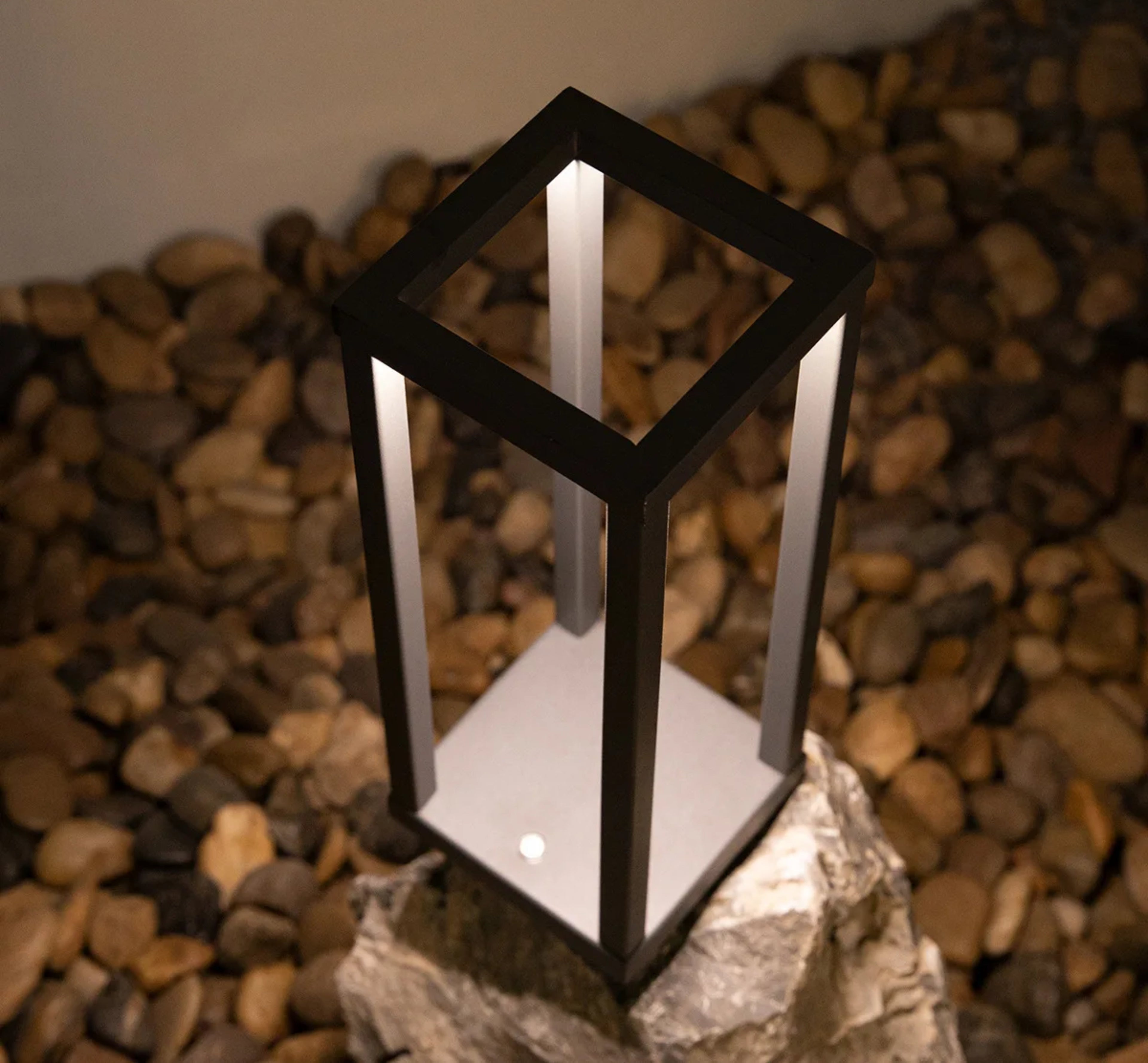 Lampe de Table LED Minimaliste – Éclairage Décoratif Moderne en Cadre Métallique Ma boutique