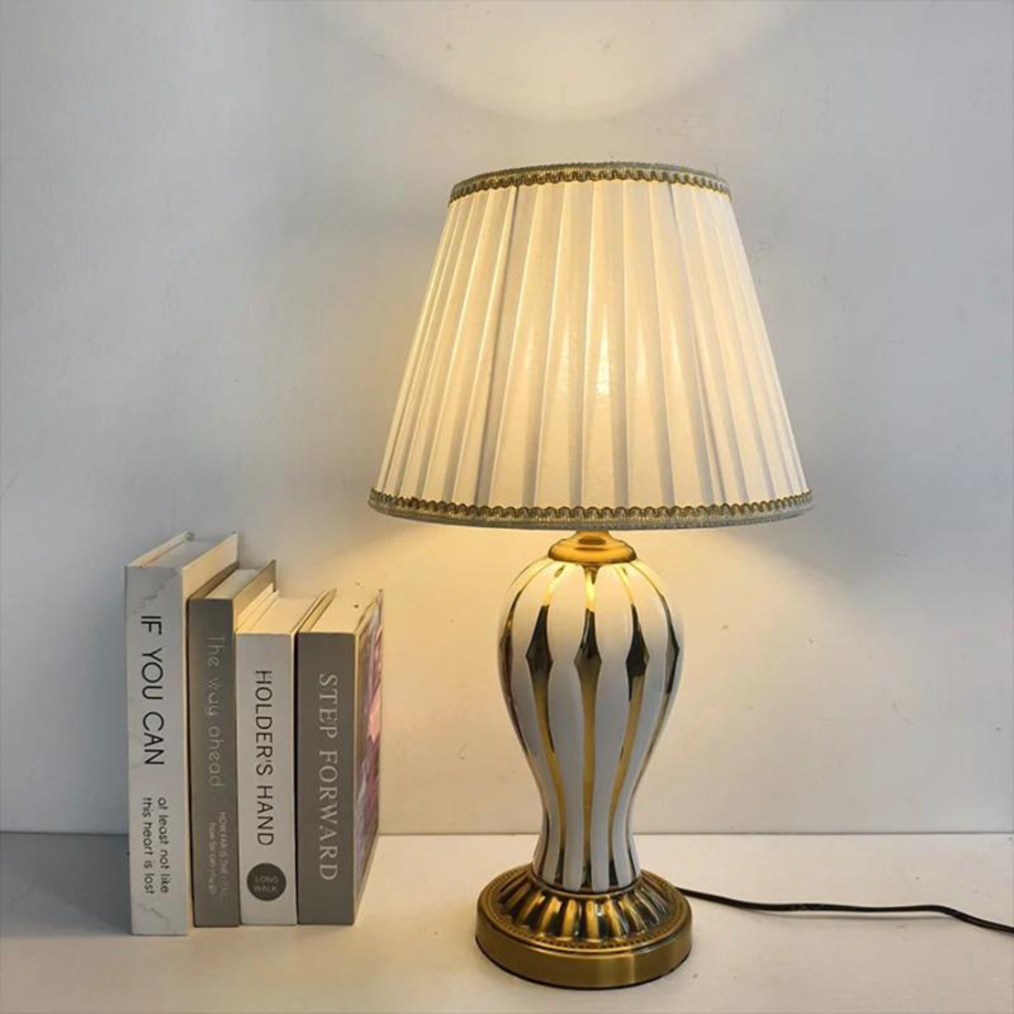 Lampe de table élégante d'inspiration vintage avec abat-jour plissé Ma boutique