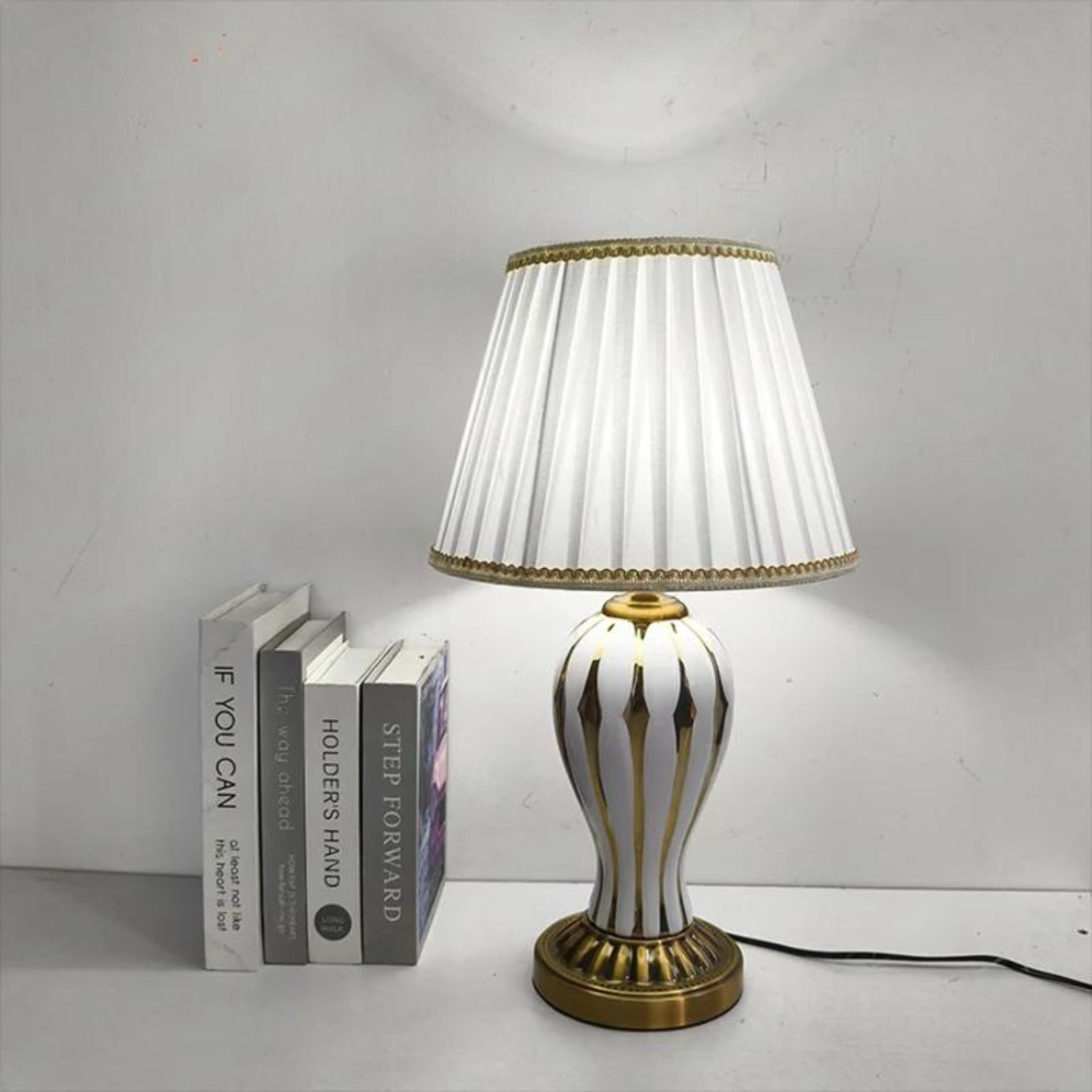 Lampe de table élégante d'inspiration vintage avec abat-jour plissé Ma boutique