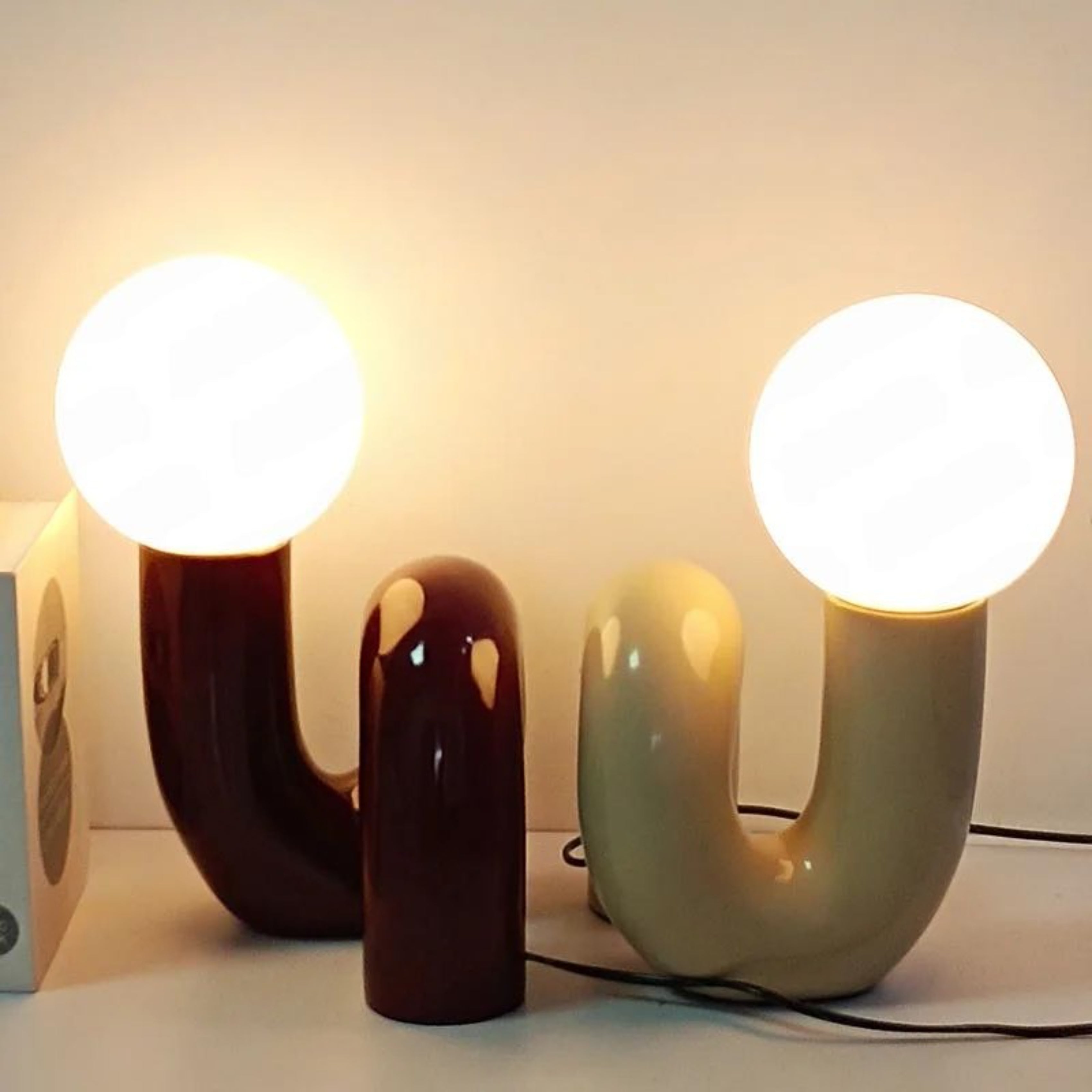 Lampe de table moderne en forme de U avec abat-jour globe Ma boutique