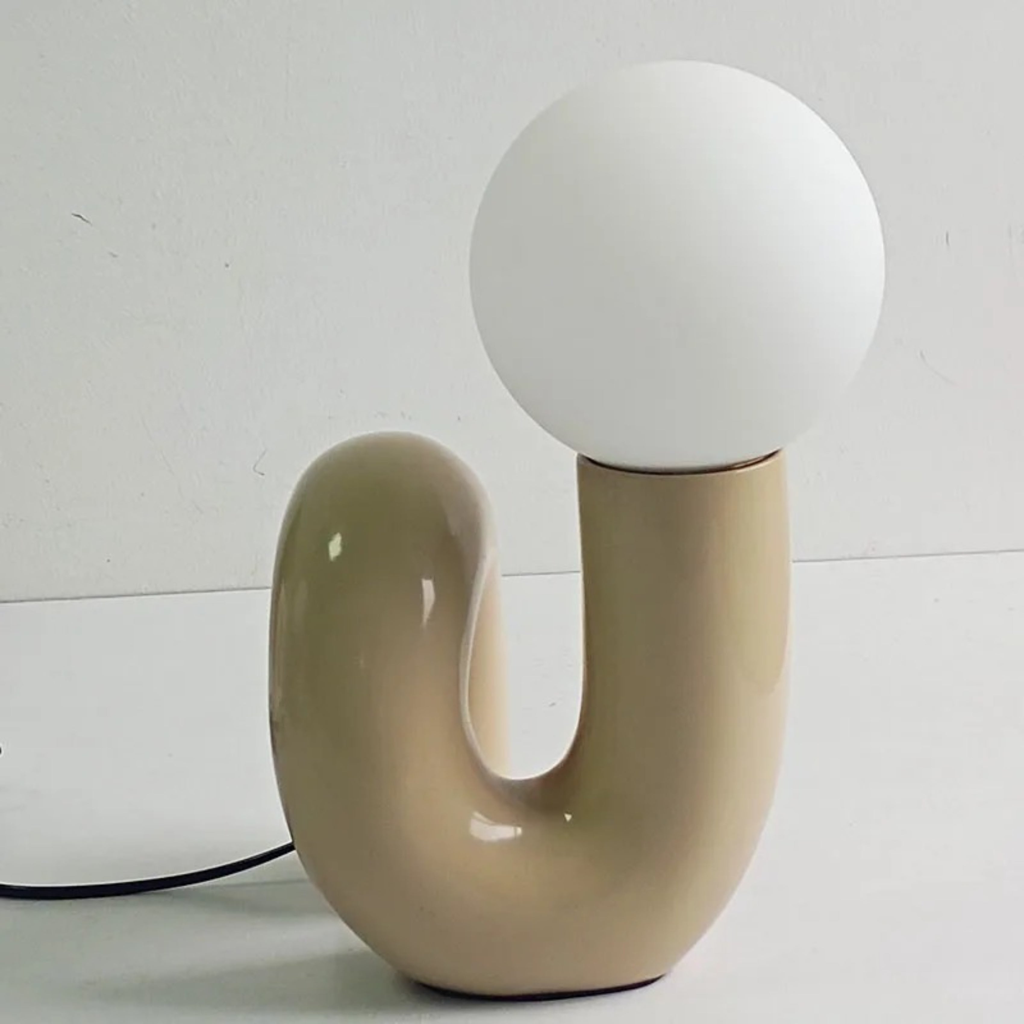 Lampe de table moderne en forme de U avec abat-jour globe Ma boutique