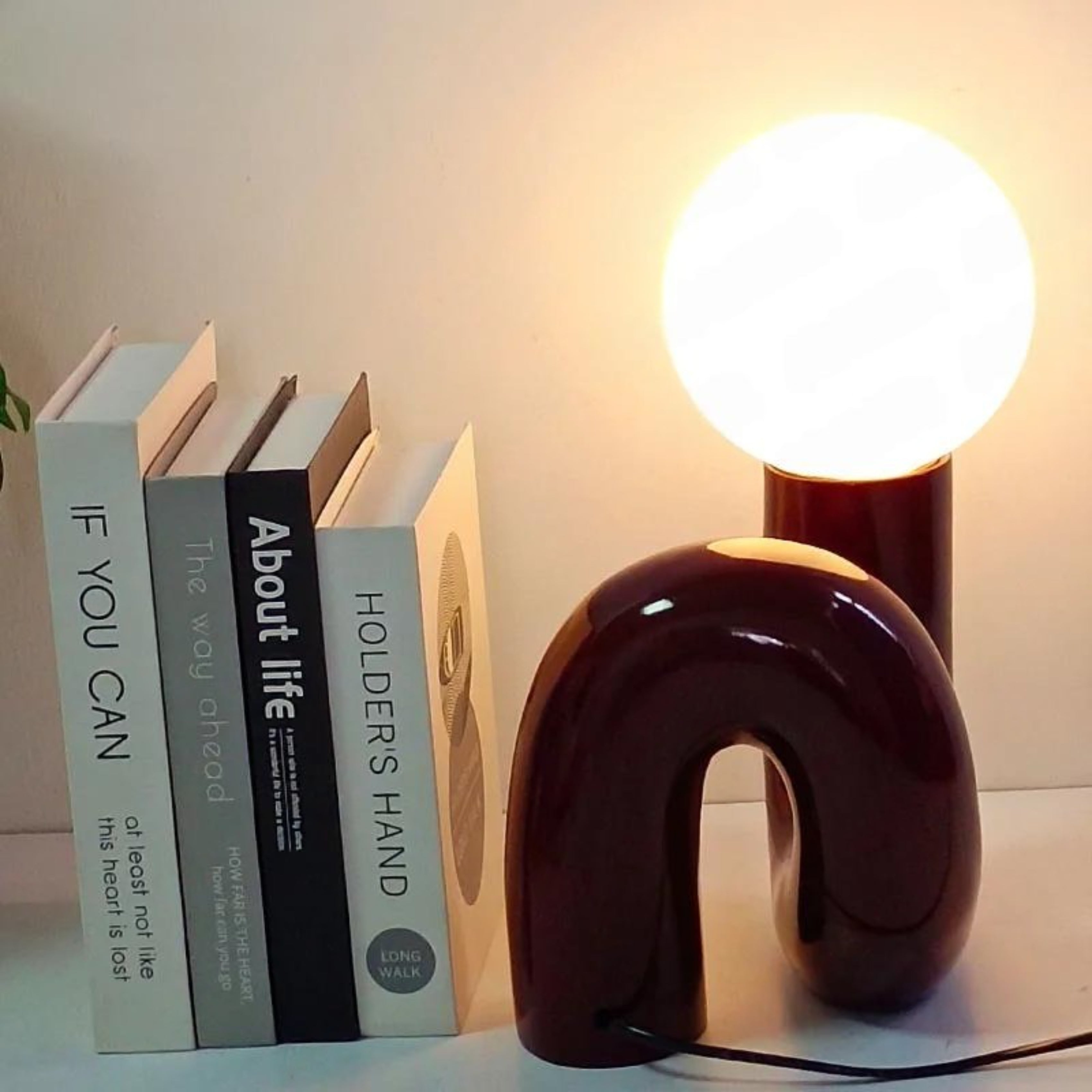 Lampe de table moderne en forme de U avec abat-jour globe Ma boutique