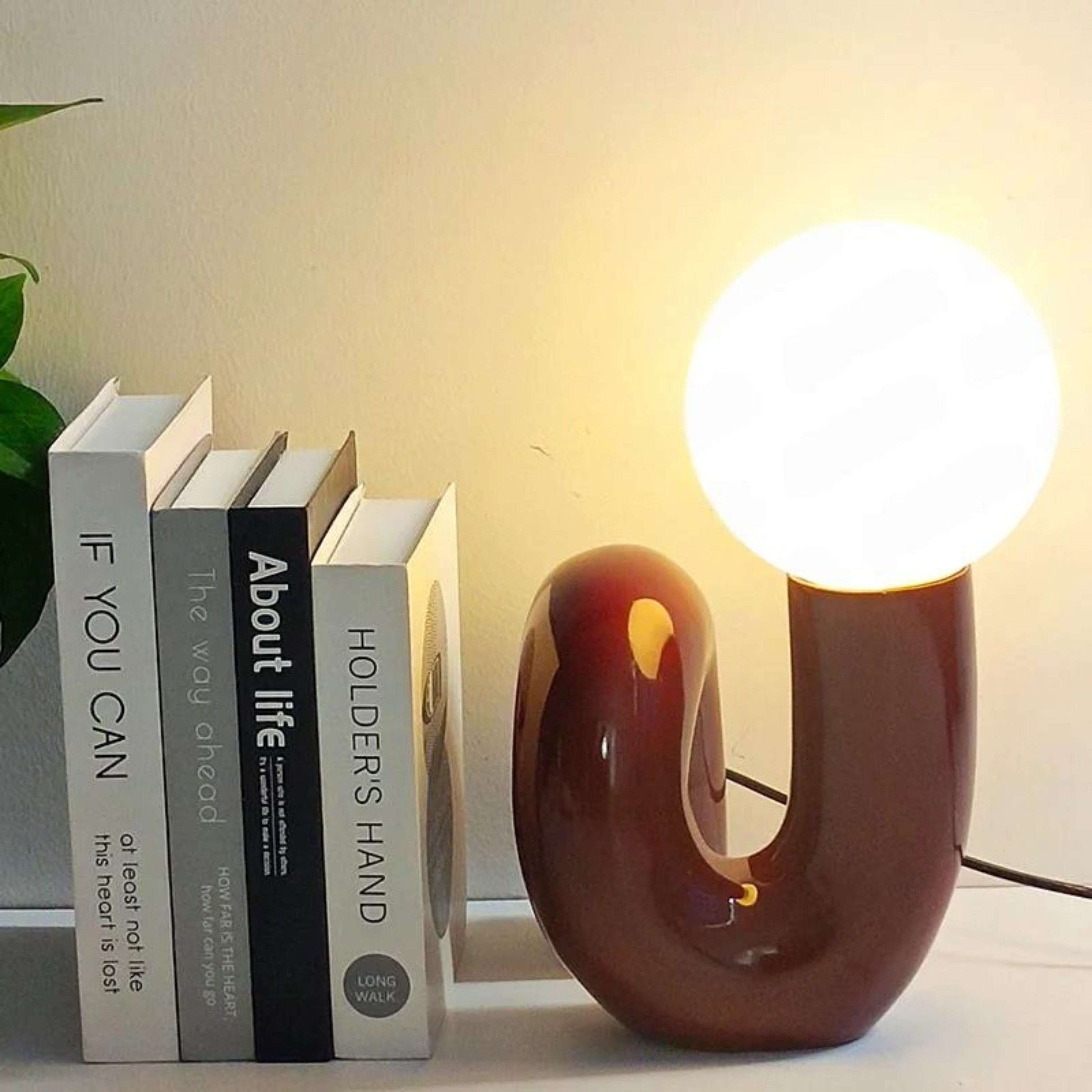 Lampe de table moderne en forme de U avec abat-jour globe Ma boutique