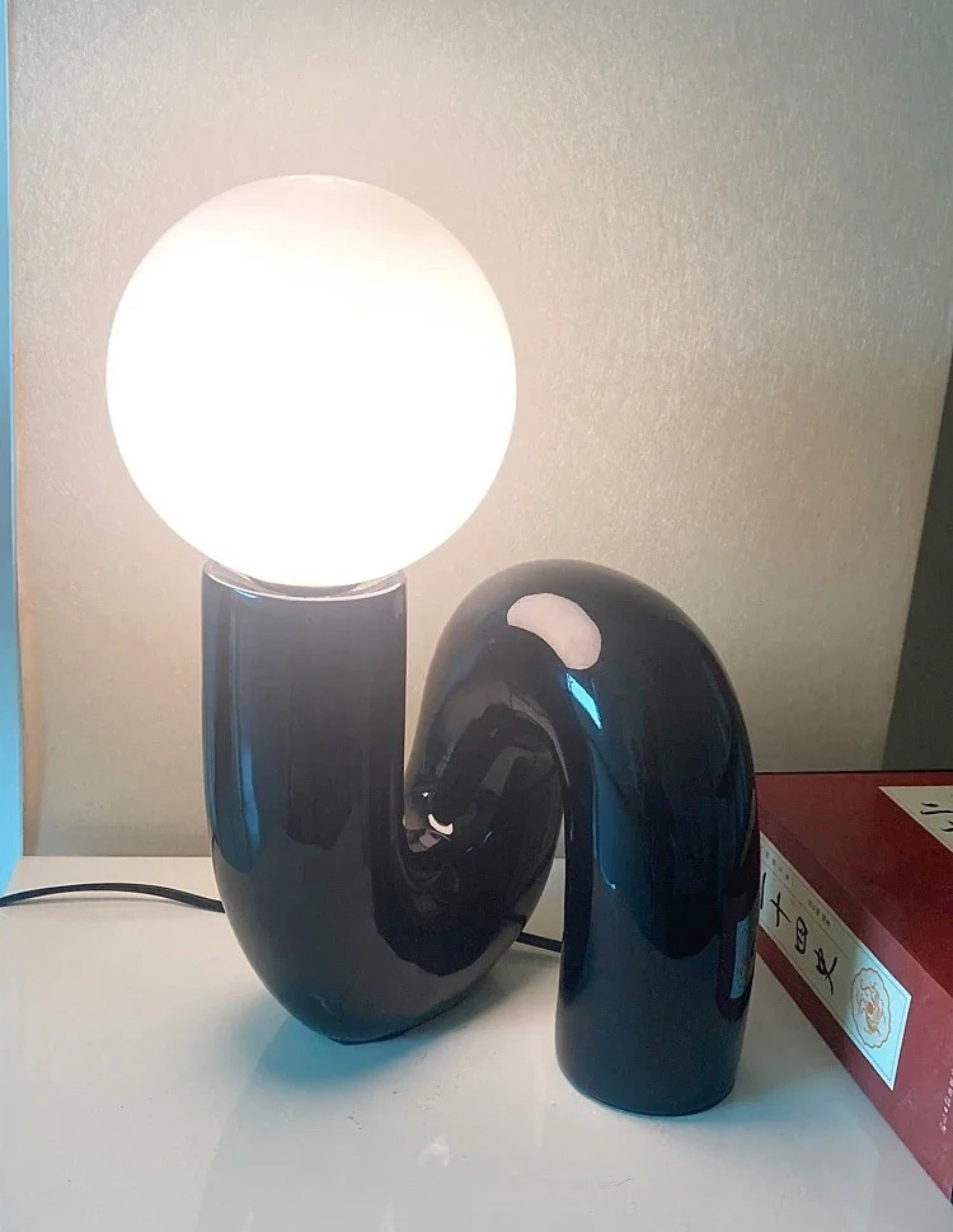 Lampe de table sculpturale moderne CurveGlow Ma boutique