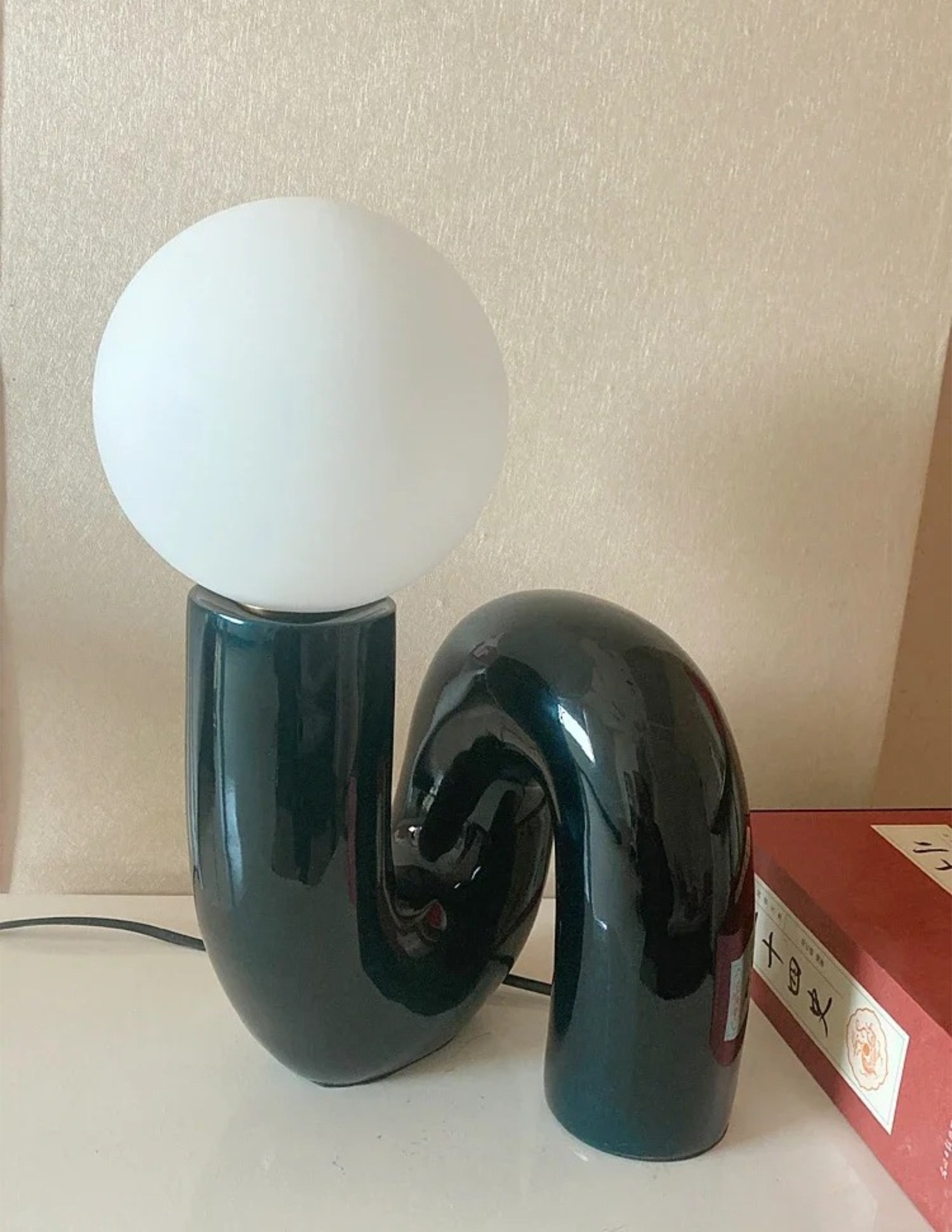 Lampe de table sculpturale moderne CurveGlow Ma boutique