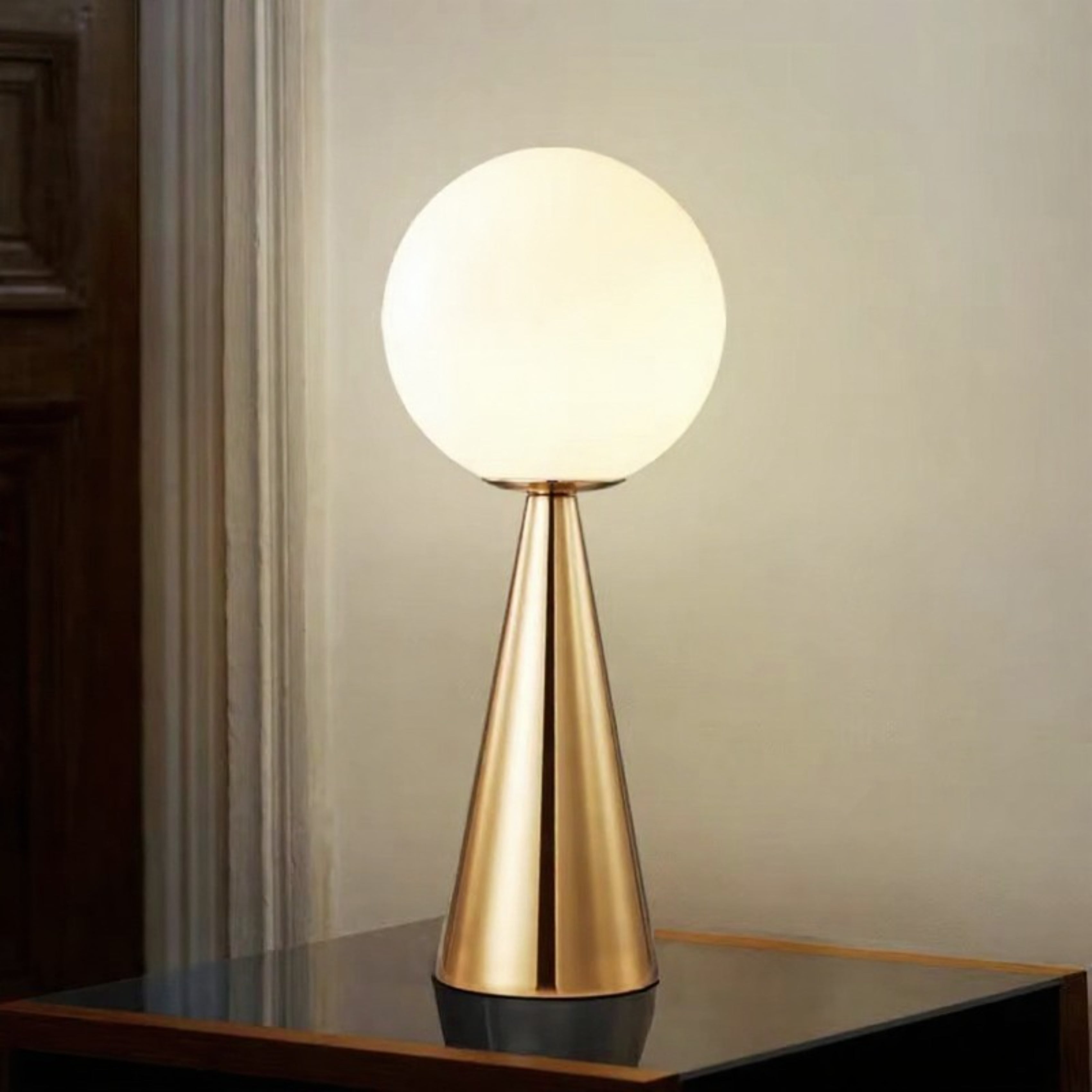 Lampe de table moderne en forme de cône argenté avec globe en verre dépoli Ma boutique