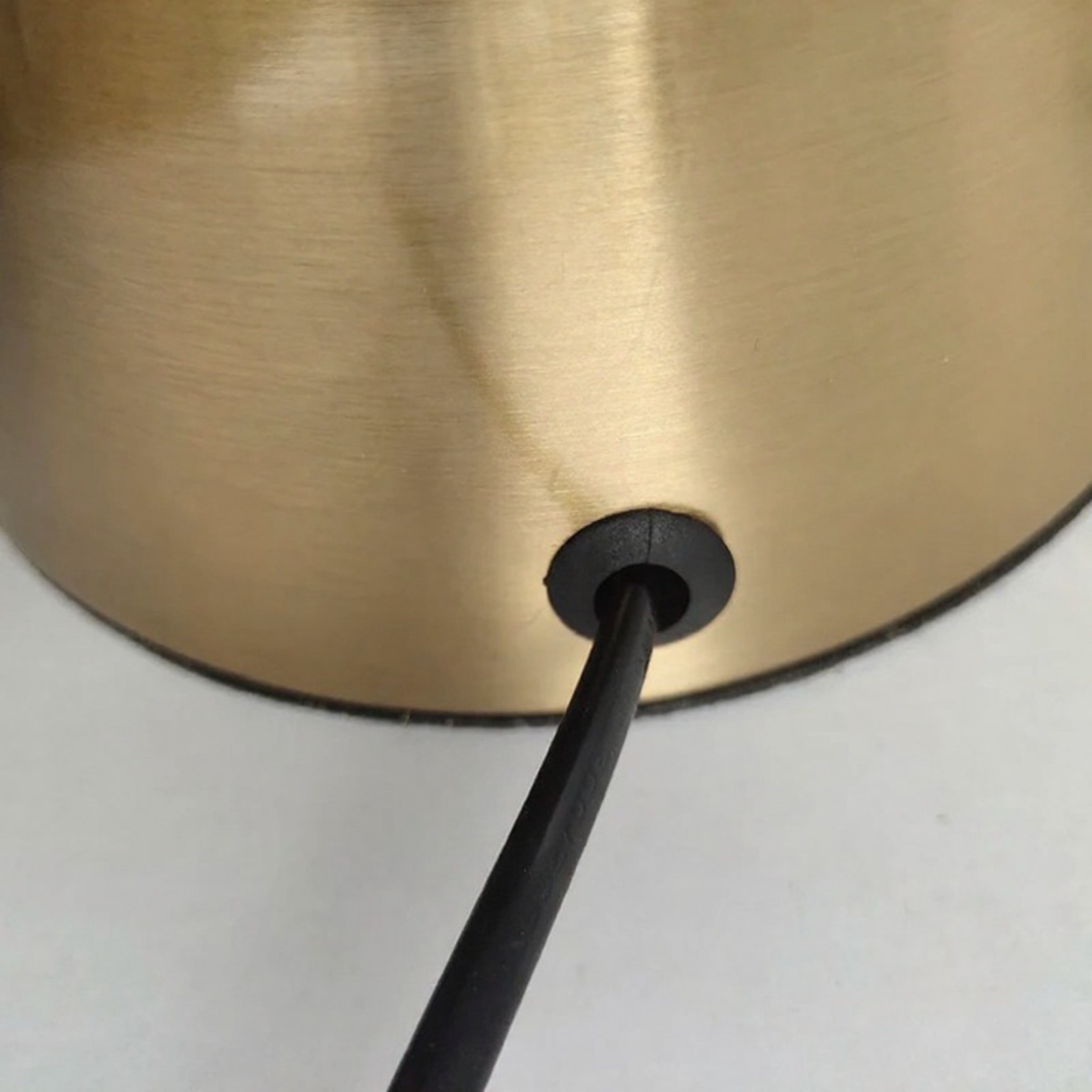 Lampe de table moderne en forme de cône argenté avec globe en verre dépoli Ma boutique