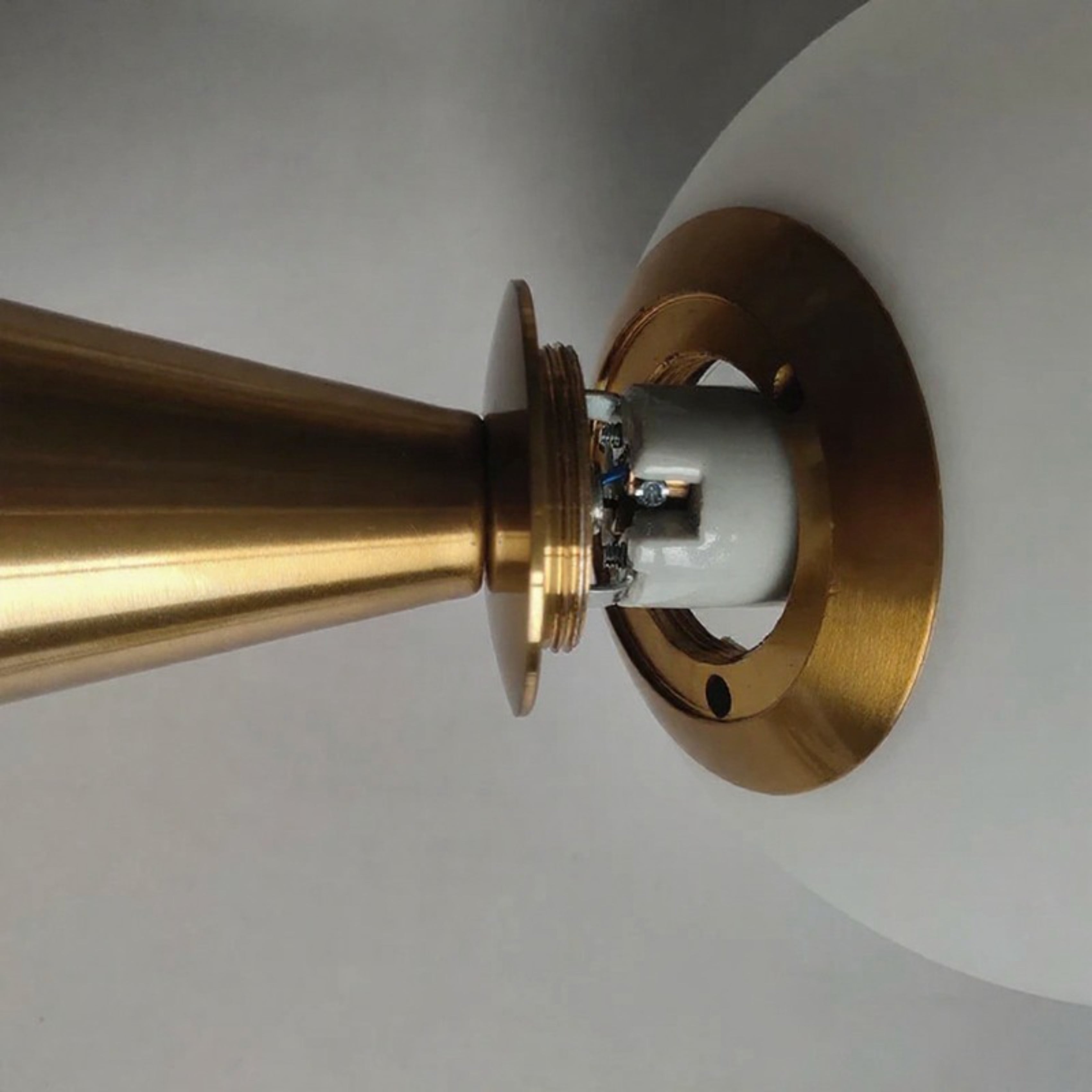 Lampe de table moderne en forme de cône argenté avec globe en verre dépoli Ma boutique