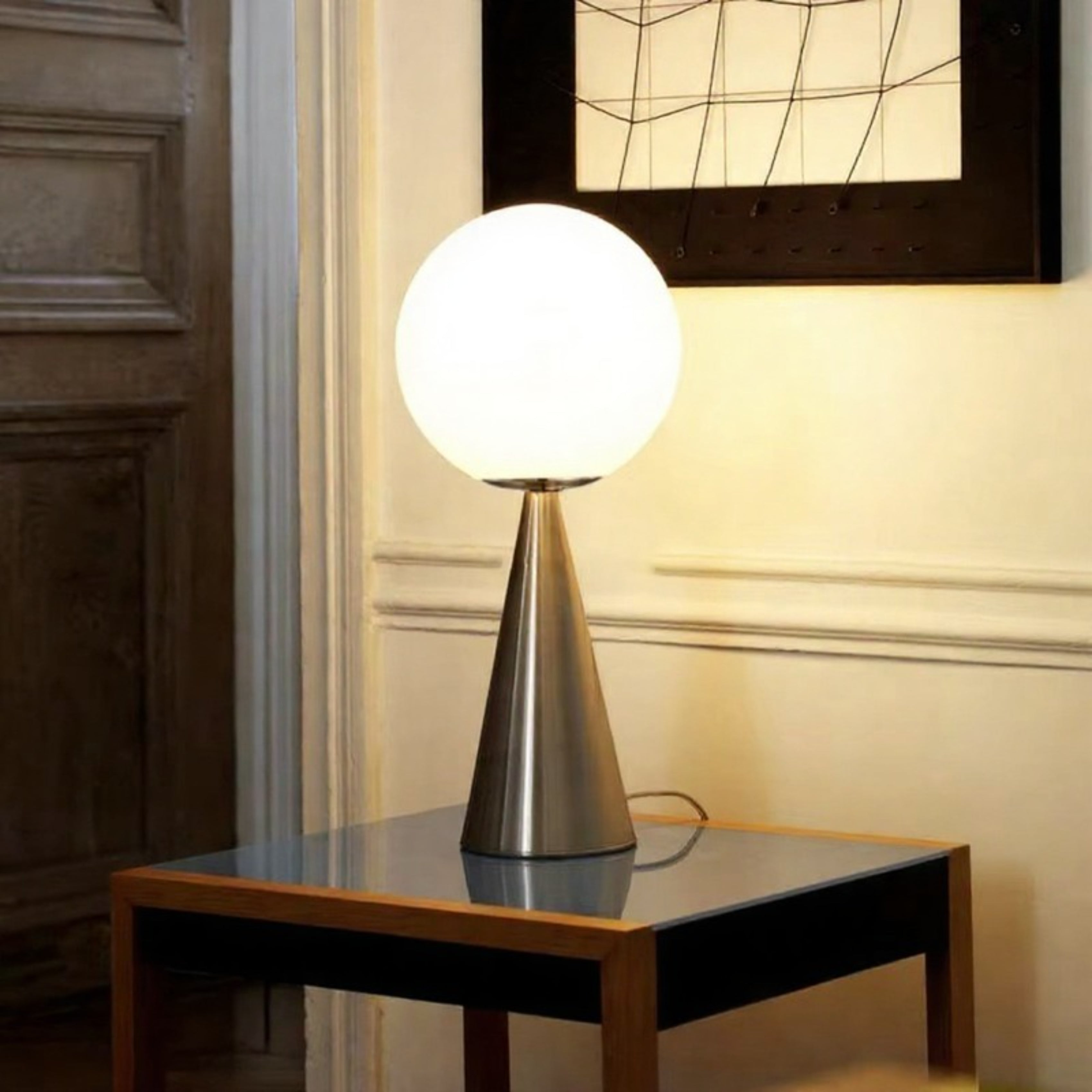 Lampe de table moderne en forme de cône argenté avec globe en verre dépoli Ma boutique