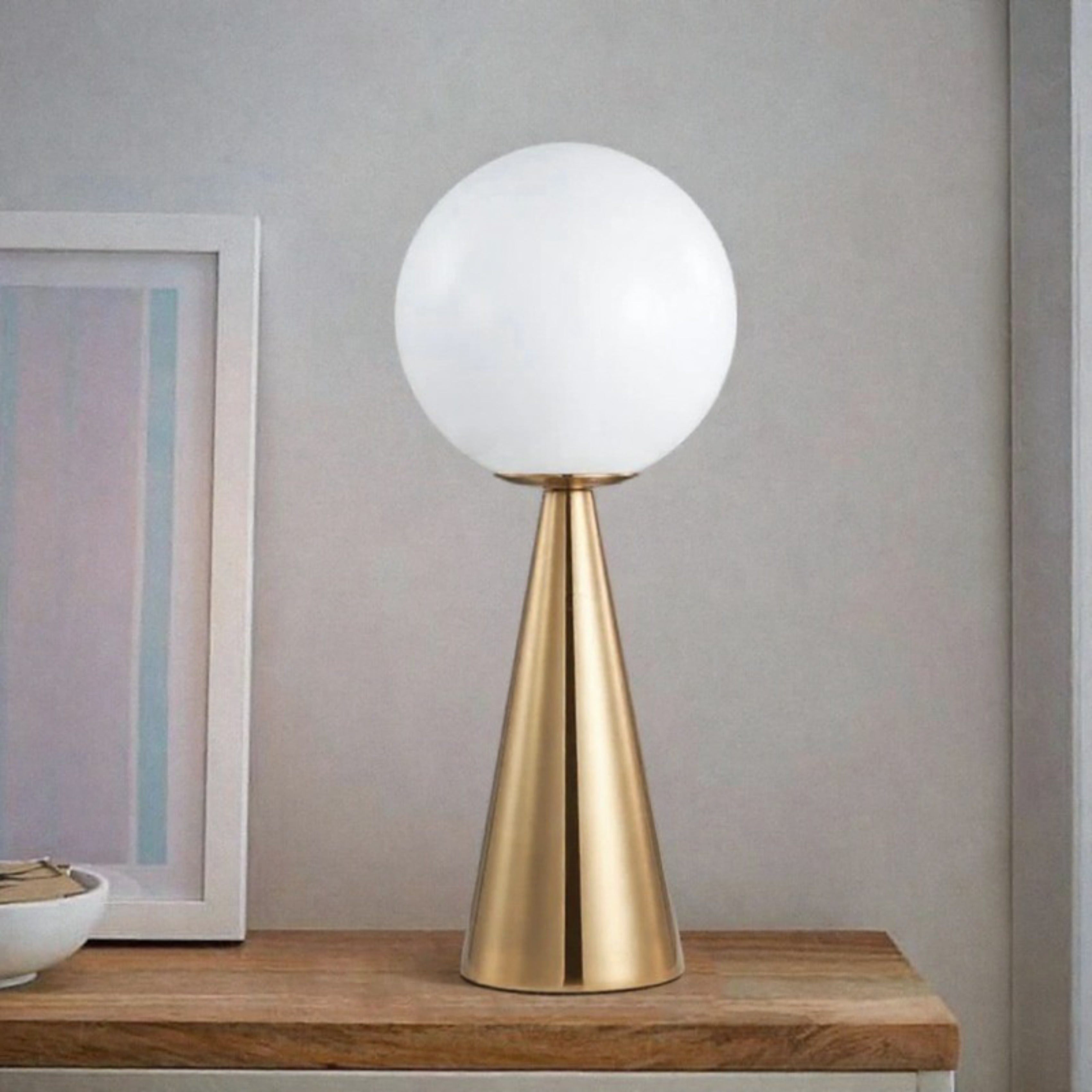 Lampe de table moderne en forme de cône argenté avec globe en verre dépoli Ma boutique