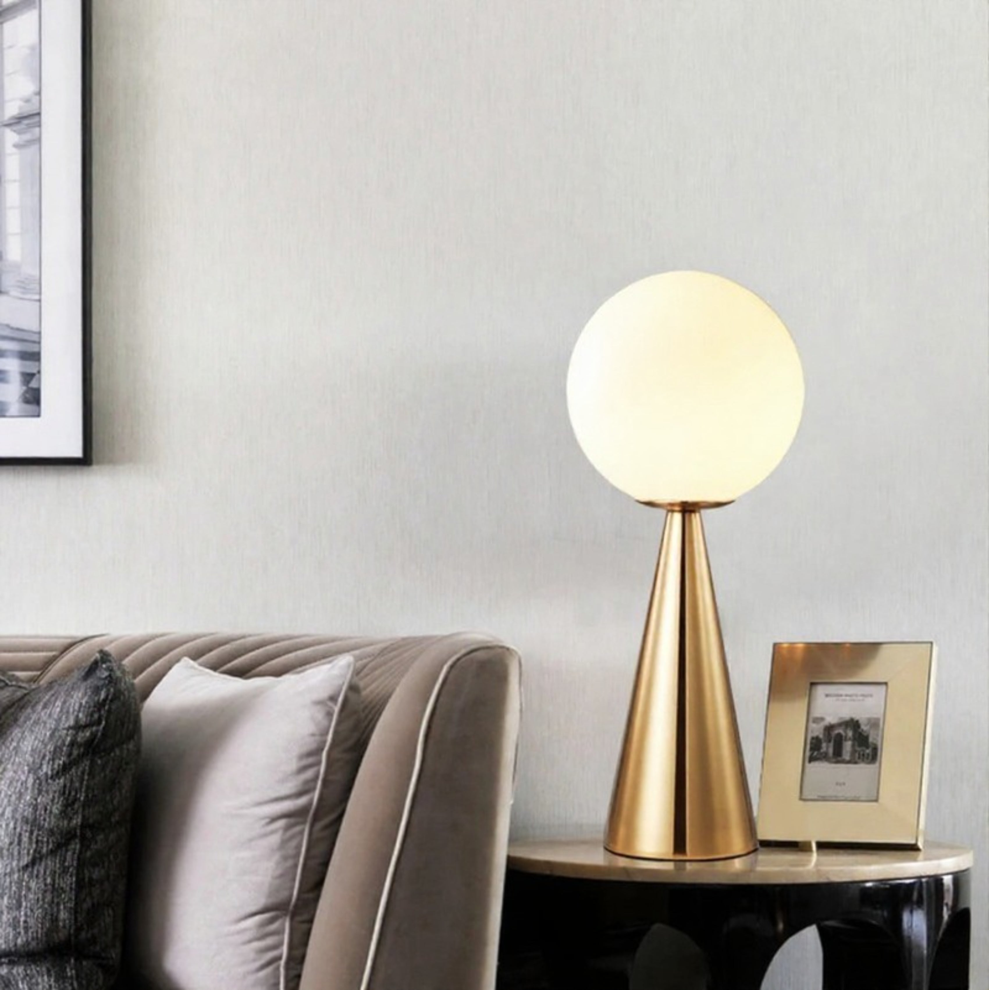 Lampe de table moderne en forme de cône argenté avec globe en verre dépoli Ma boutique