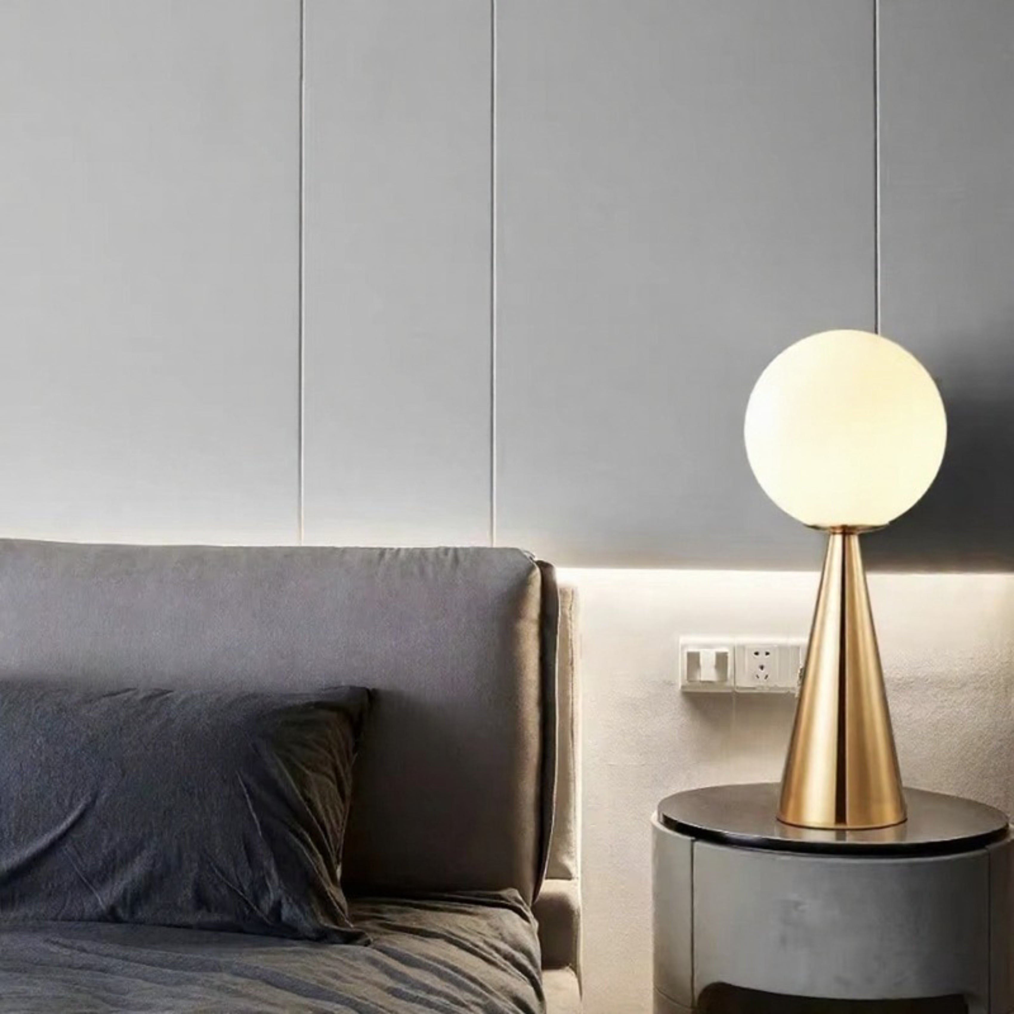 Lampe de table moderne en forme de cône argenté avec globe en verre dépoli Ma boutique