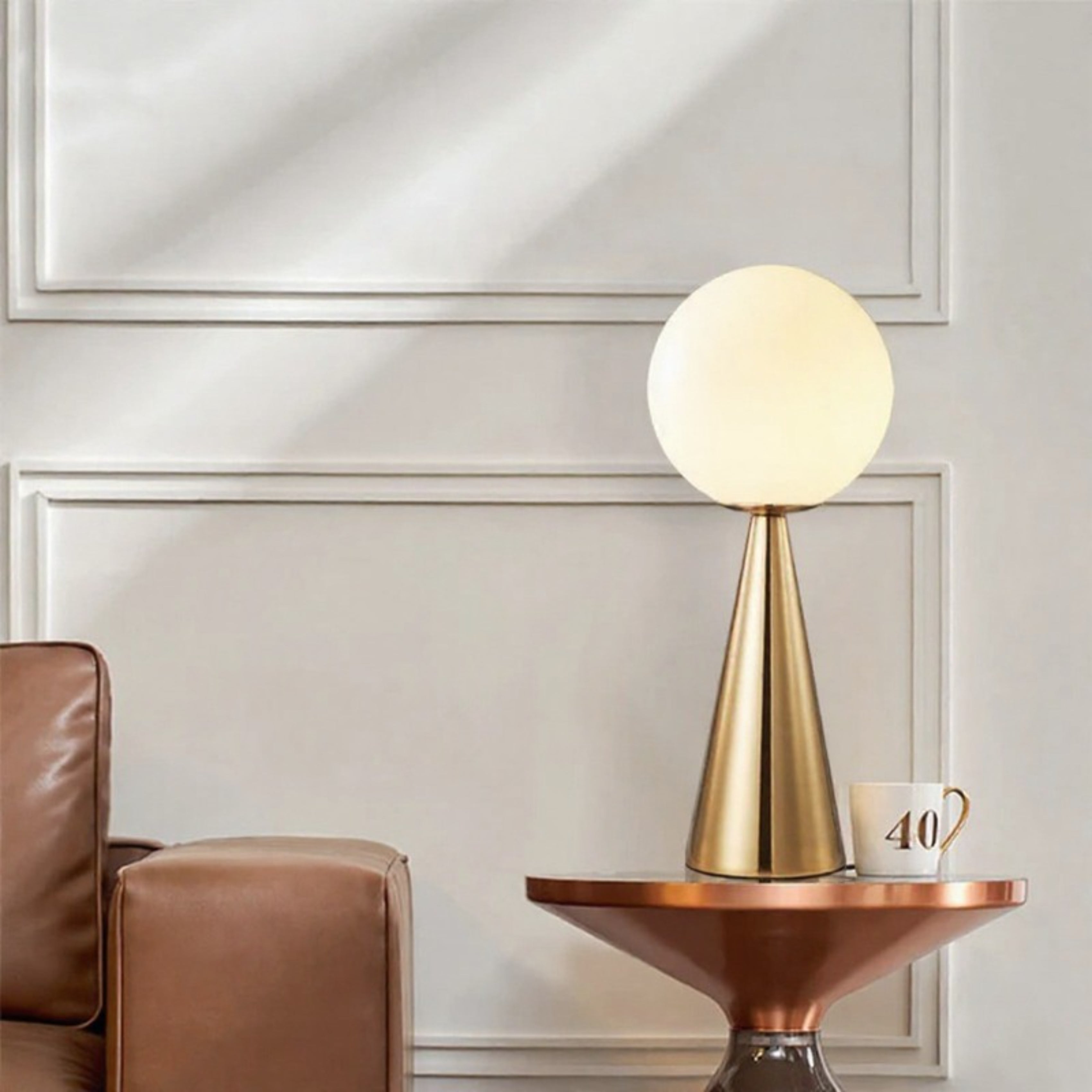 Lampe de table moderne en forme de cône argenté avec globe en verre dépoli Ma boutique