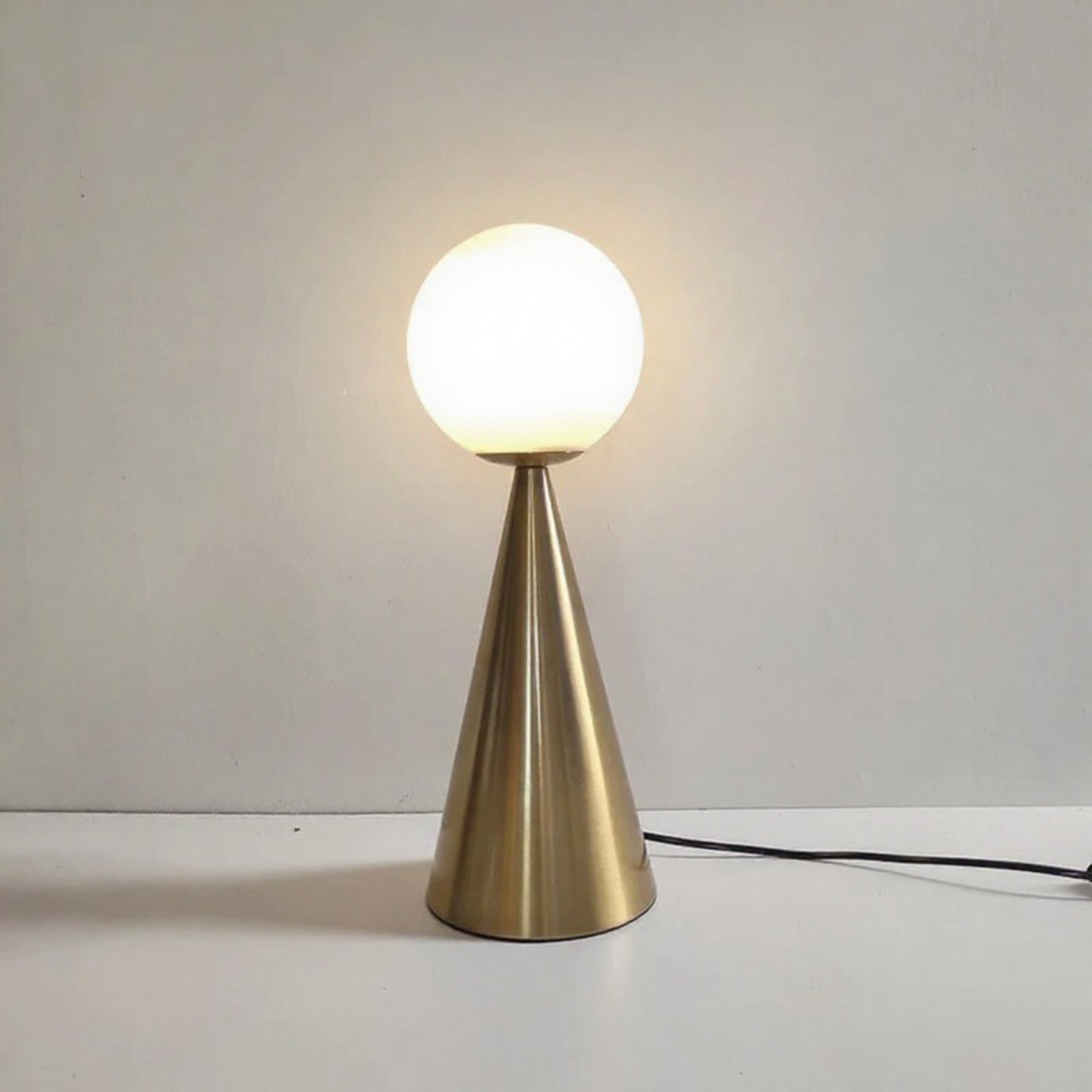 Lampe de table moderne en forme de cône argenté avec globe en verre dépoli Ma boutique