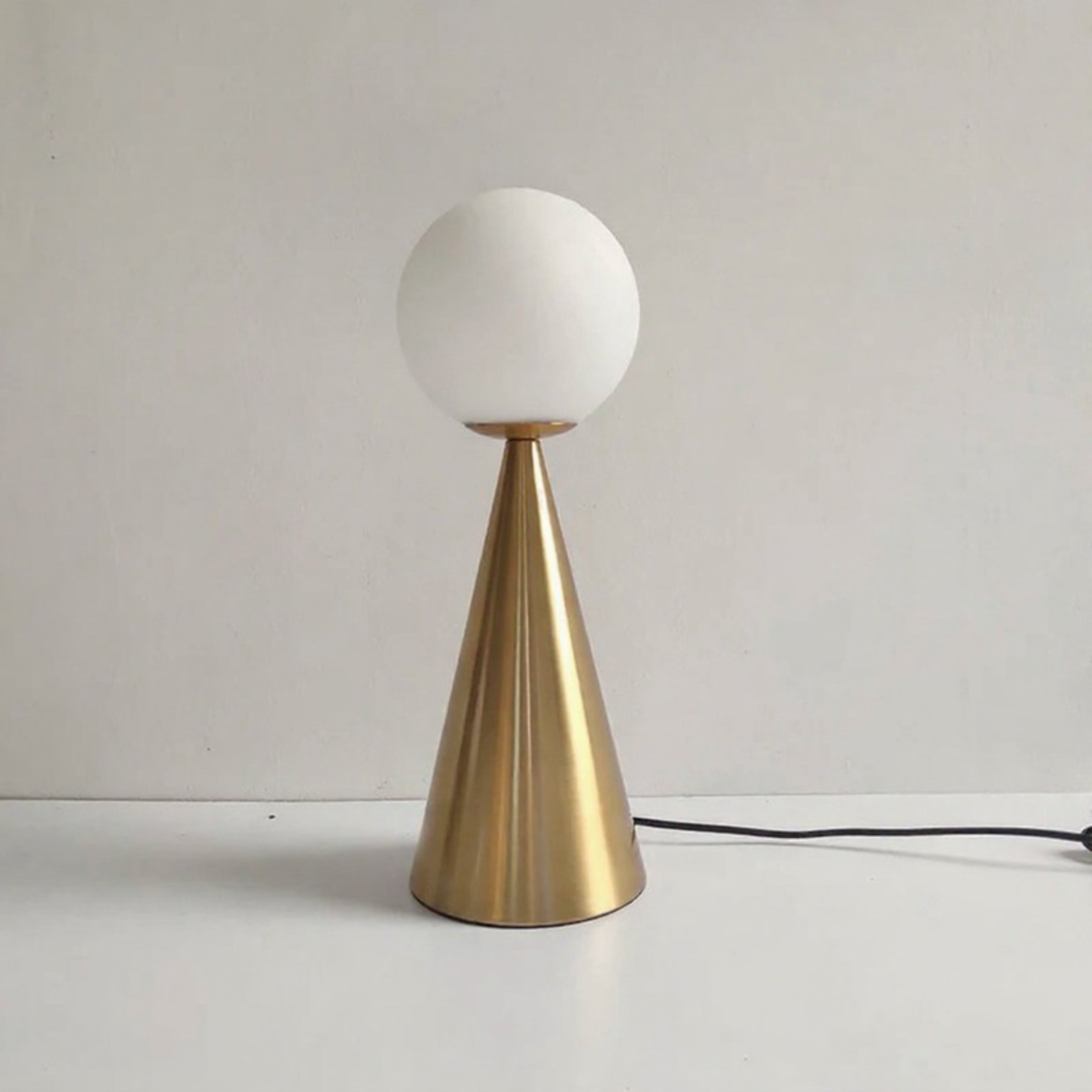 Lampe de table moderne en forme de cône argenté avec globe en verre dépoli Ma boutique