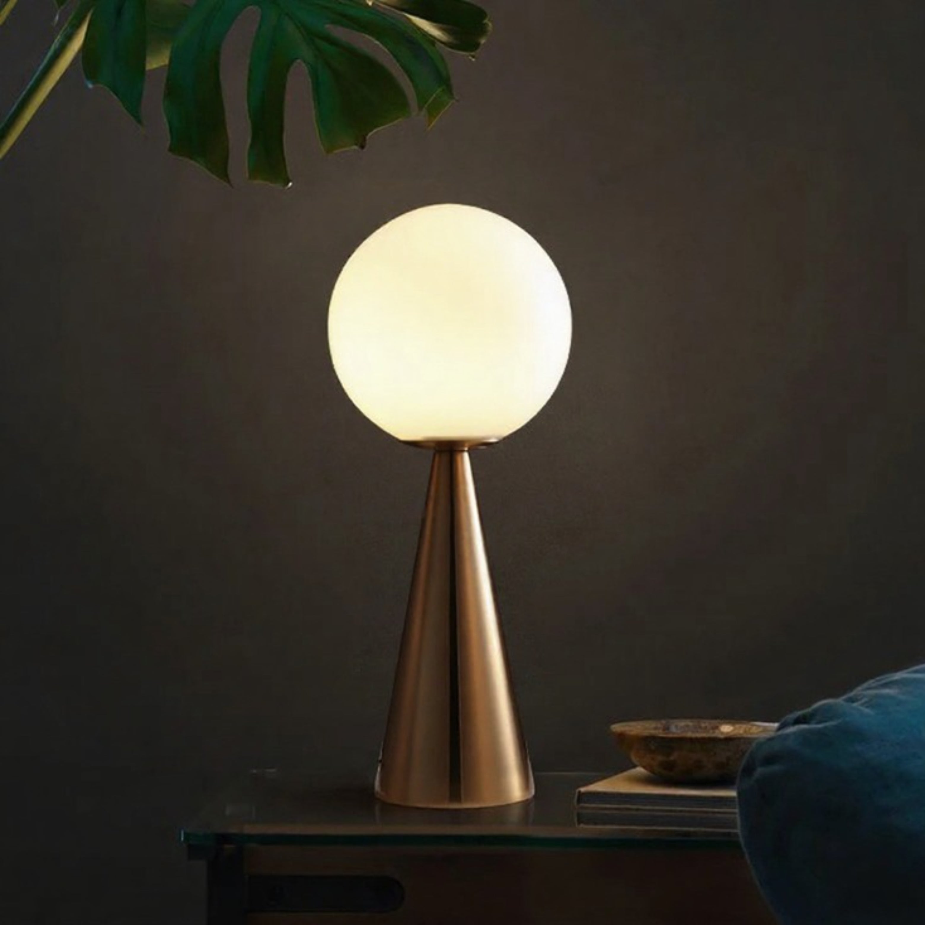 Lampe de table moderne en forme de cône argenté avec globe en verre dépoli Ma boutique